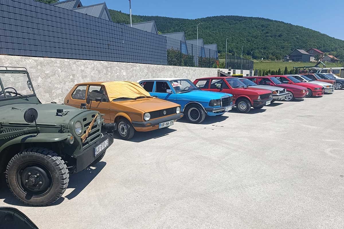 Izložba oldtajmera u Podbrdu: Najstariji primjerak iz 1929. godine
