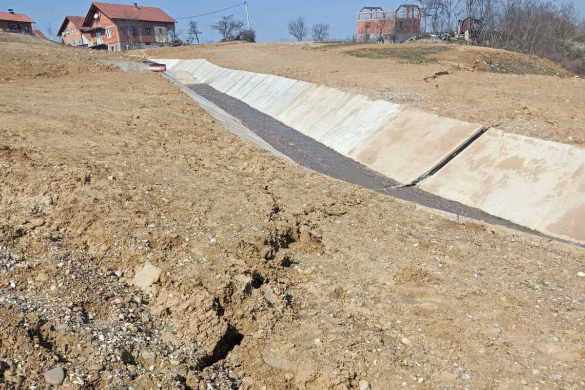 Mještani Branjeva strahuju da će im klizište progutati kuće