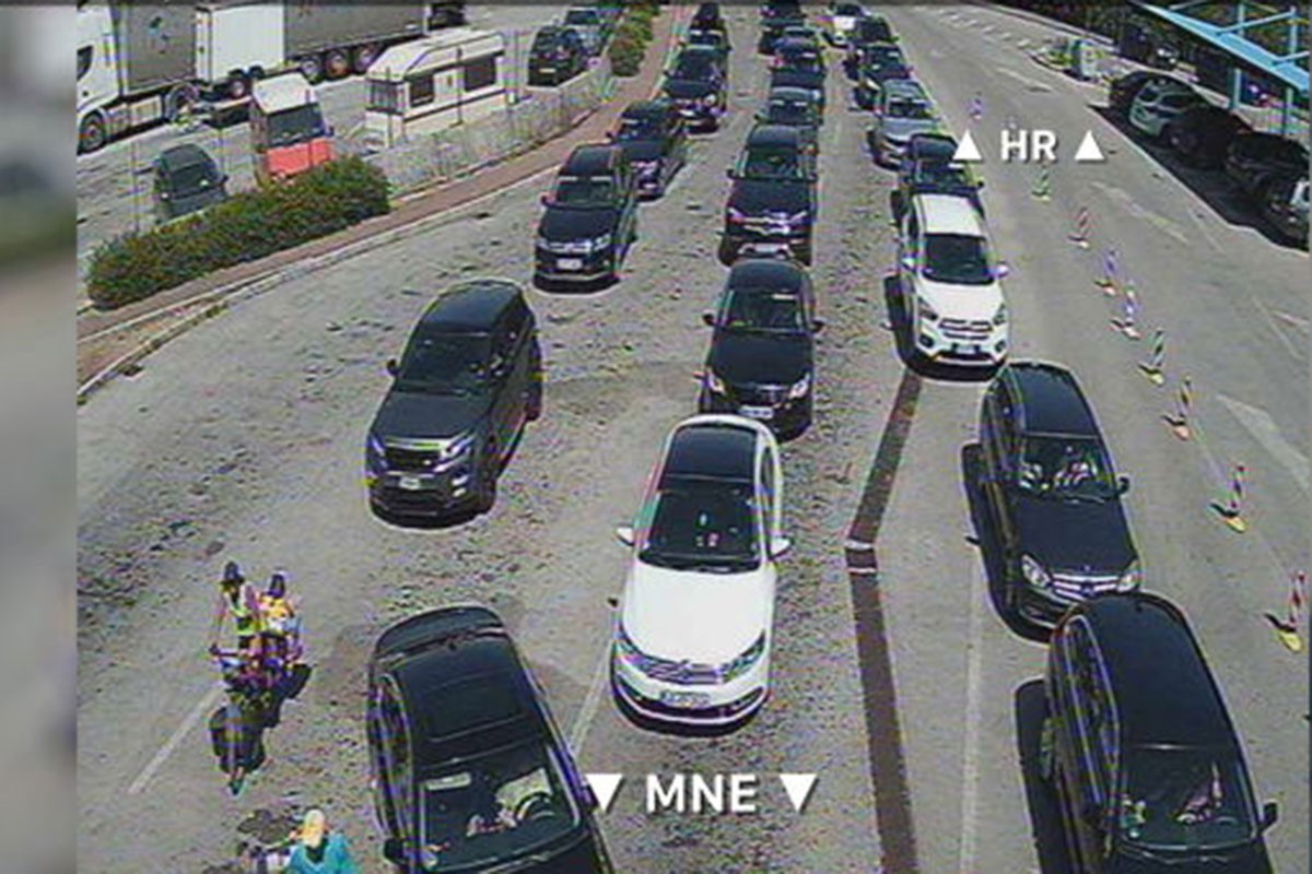 Haos na jugu Hrvatske: Putnici u kolonama od 20 km, mještani im donose vodu