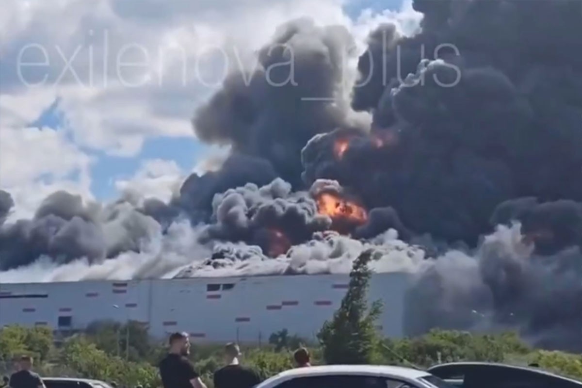 Ruski "Amazon" u plamenu, prijeti urušavanje (VIDEO)