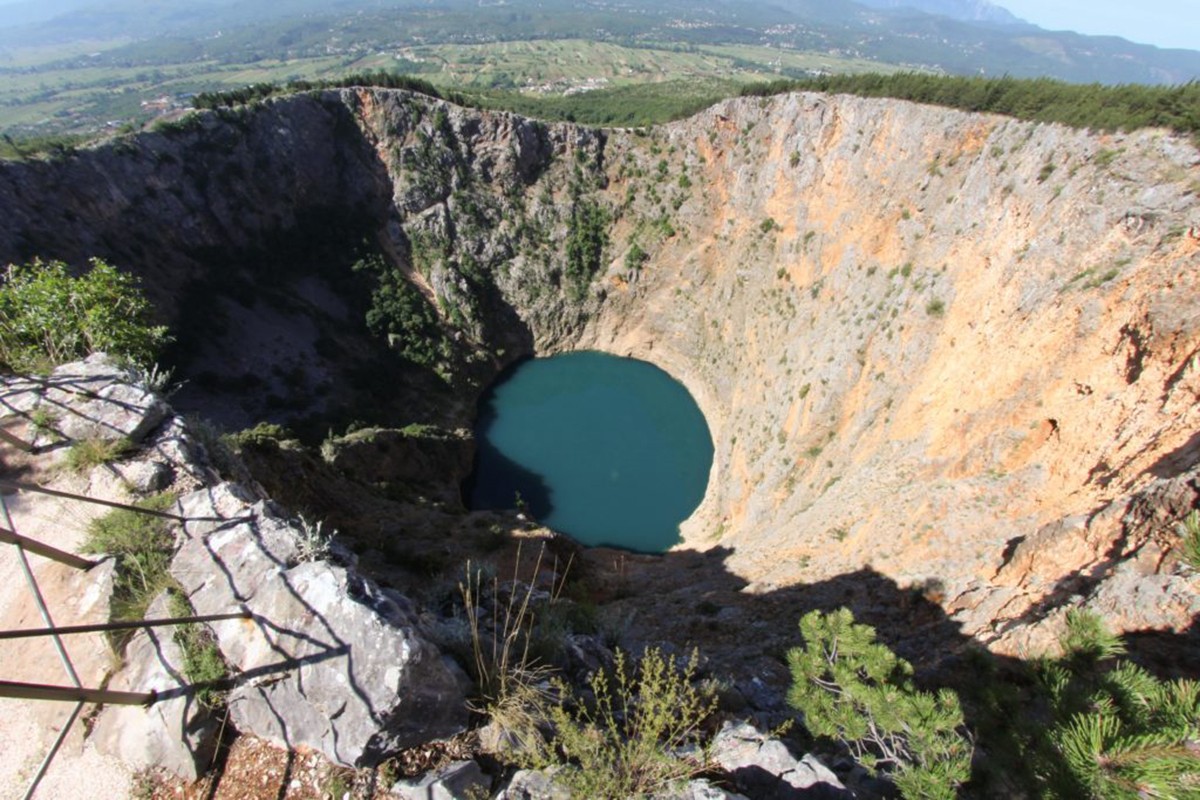 Čudesno jezero u Dalmaciji: Još niko nije uspio da u njega ubaci kamen (VIDEO)