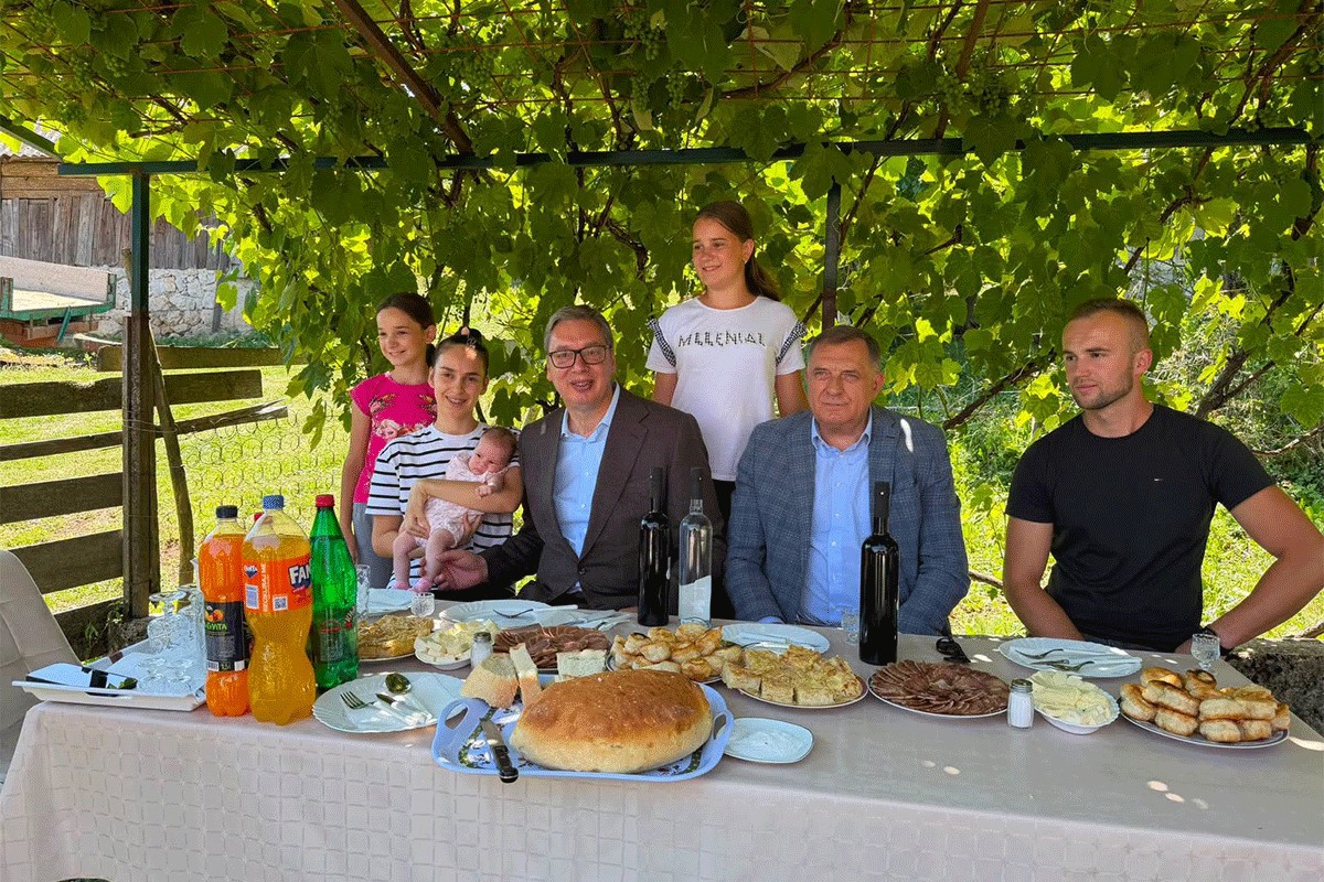Dodik i Vučić asfaltiraju put i grade kuću porodici Ilić iz Šipova (FOTO)