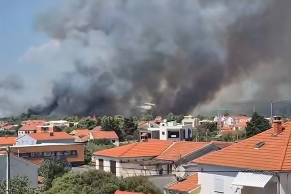 Veliki požar u Zadru: Dignuta četiri kanadera, gust dim iznad grada (VIDEO)