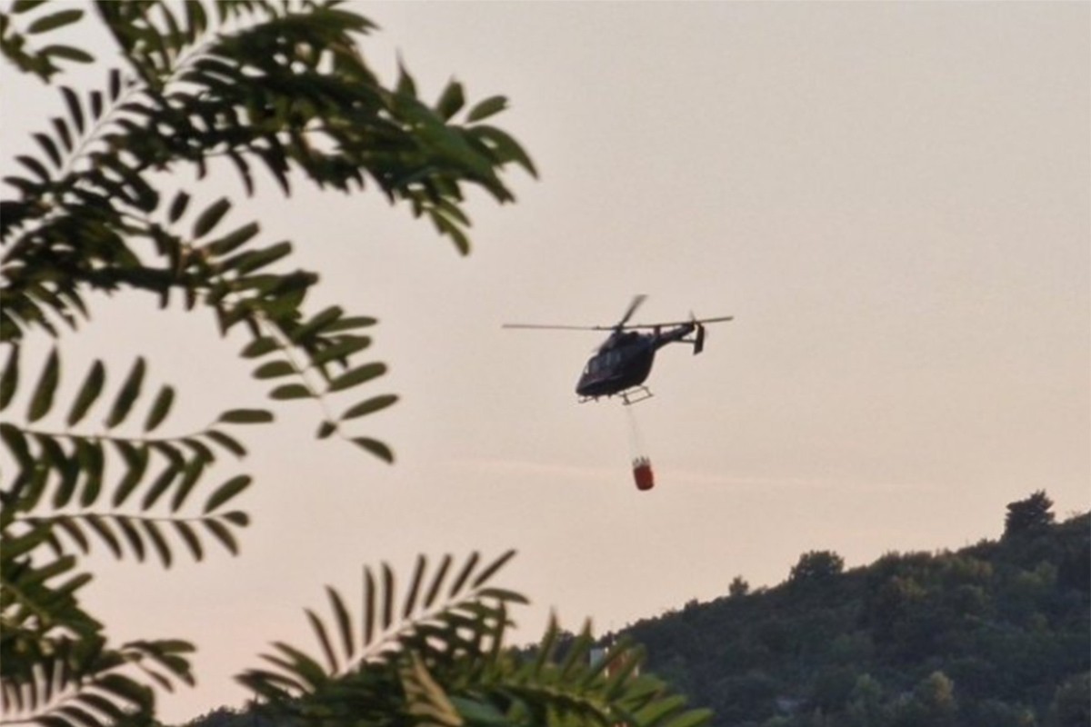 Požar kod Trebinja ne jenjava: Aktiviralo se minsko polje, u pomoć stigao i helikopeter (VIDEO)