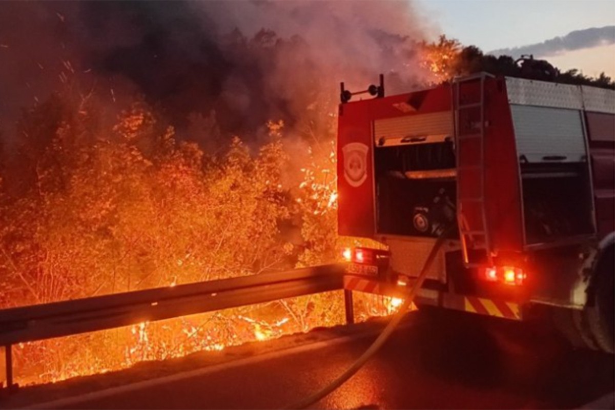 Vatra ugrožava domaćinstva u trebinjskom selu, na terenu i mještani (VIDEO)