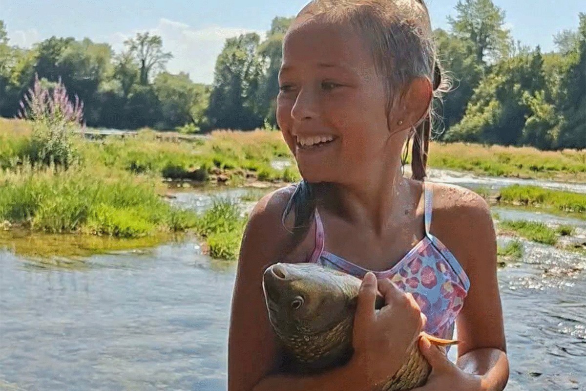 Djevojčica iz Novog Grada uhvatila ribu golim rukama (FOTO)