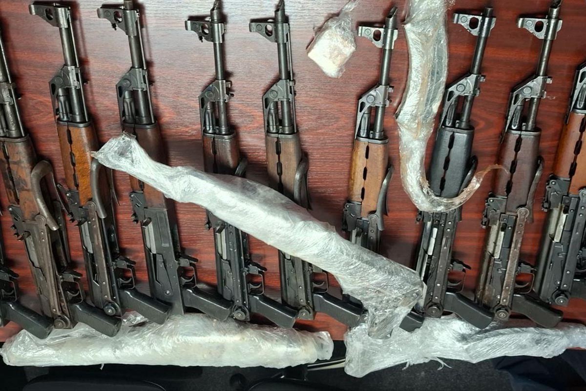 PU Banjaluka u akciji "Trasa": Uhapšen trojac, pronađeno 14 automatskih pušaka (FOTO)
