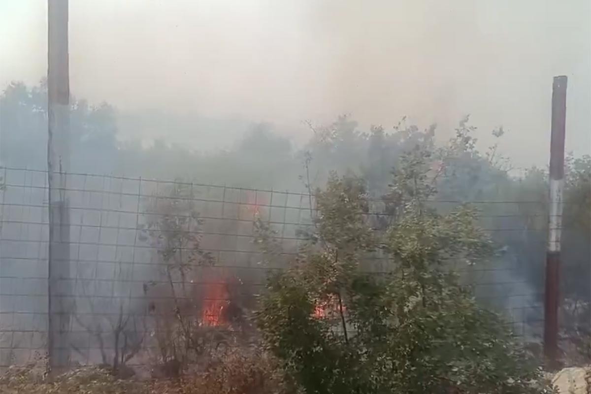 Trebinjski vatrogasci obuzdali požar: Asfaltna baza više nije ugrožena