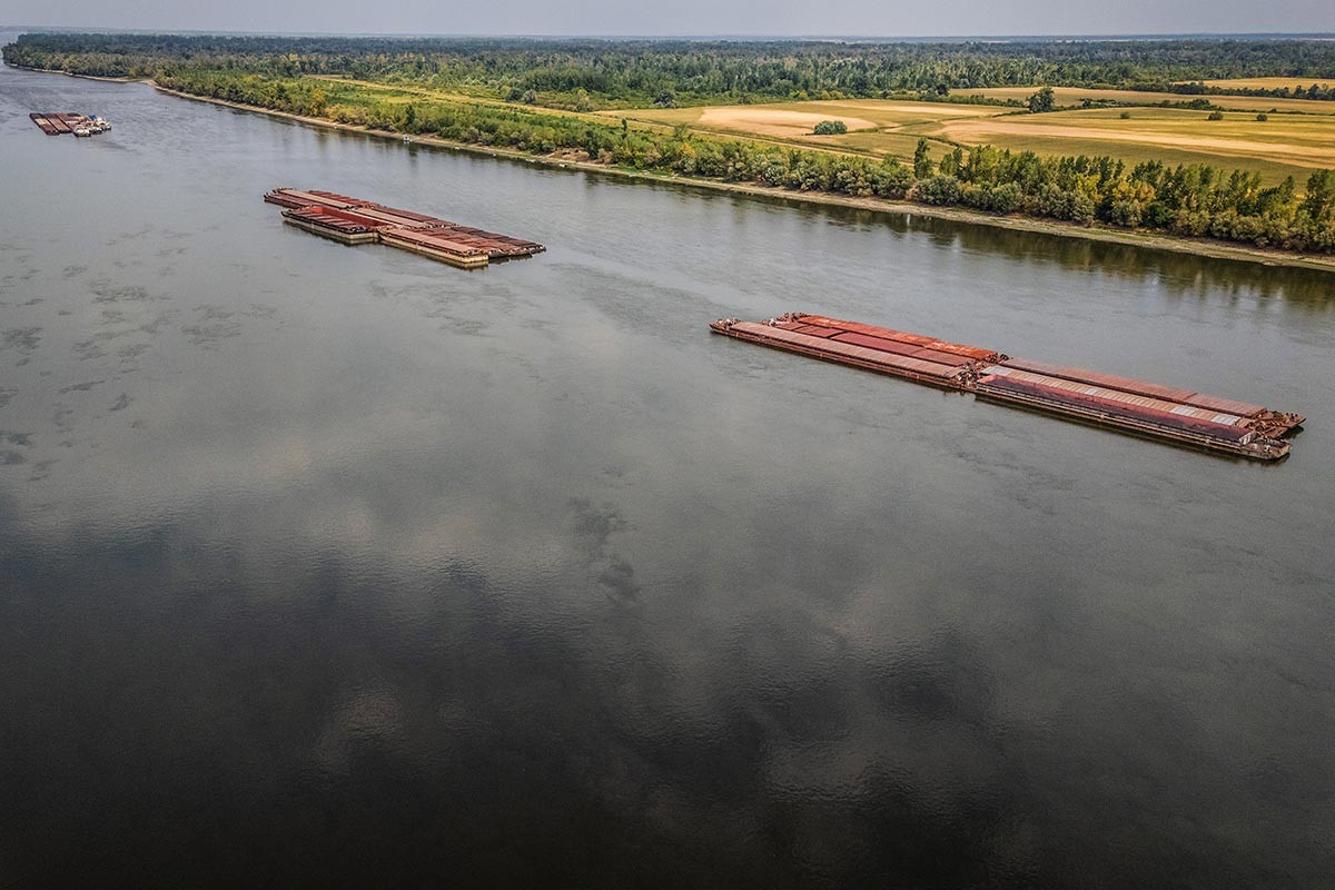 Dunav na rekordno niskom nivou: Brodovi zapeli, pojavili se veliki sprudovi (FOTO)