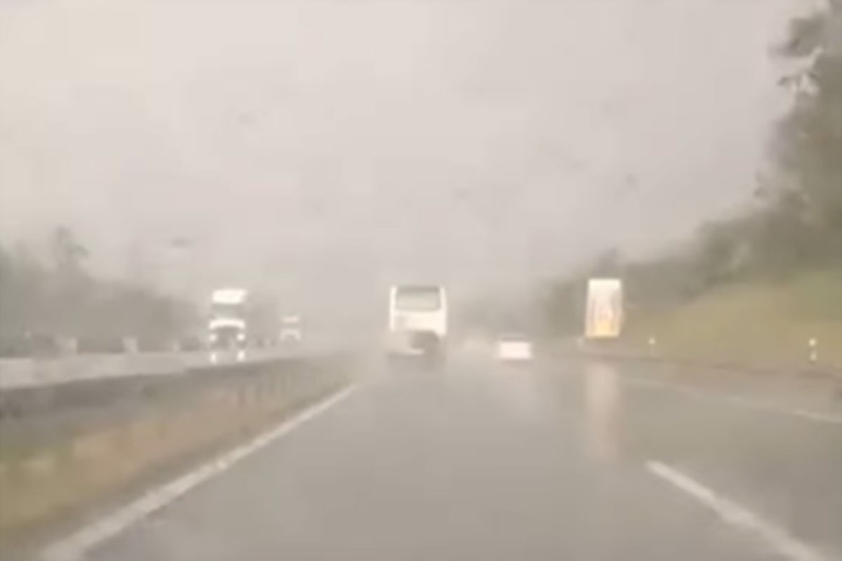 Nevrijeme u Srbiji:  Kiša napravila probleme vozačima na auto-putu (VIDEO)