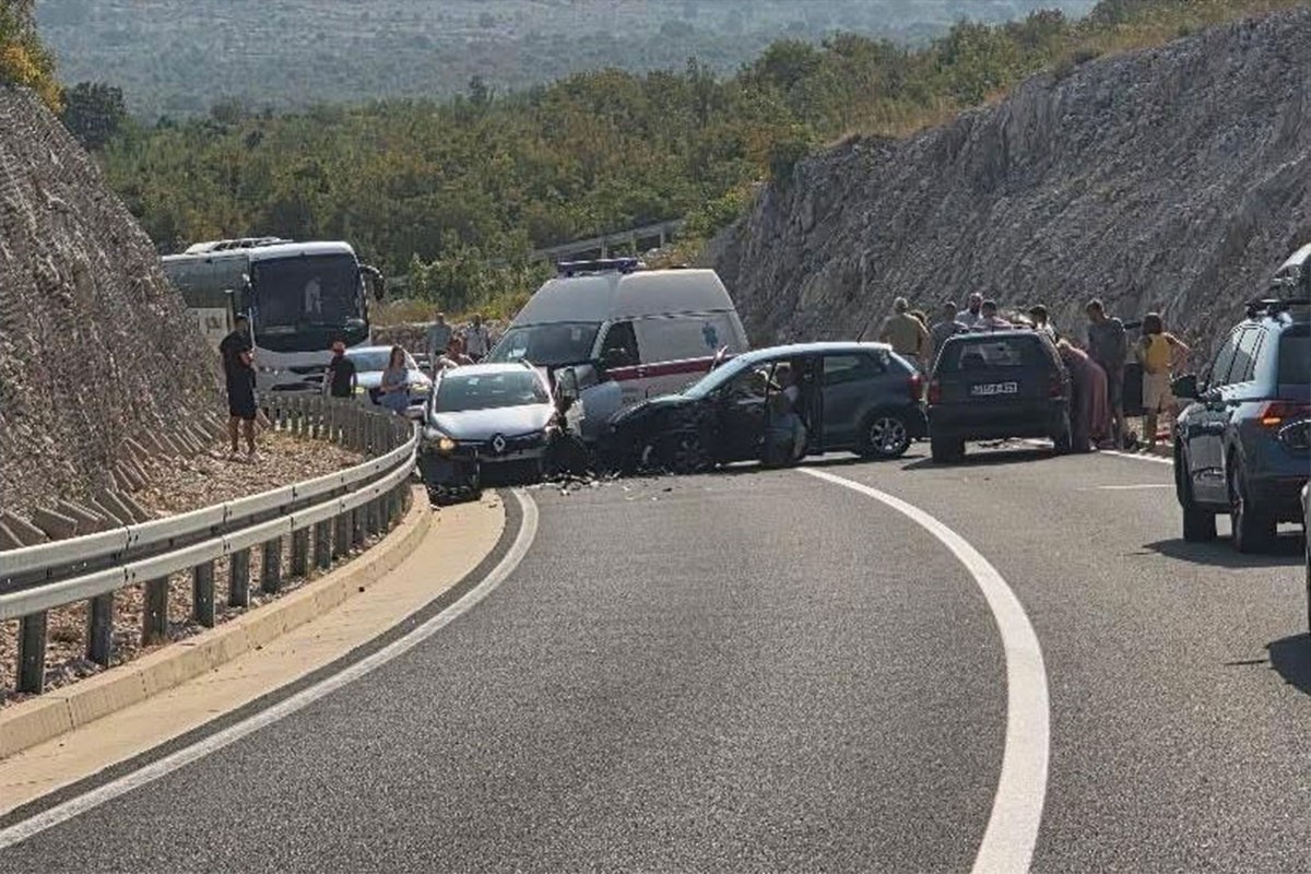Težak sudar više vozila na putu Stolac - Neum: Nekoliko osoba povrijeđeno