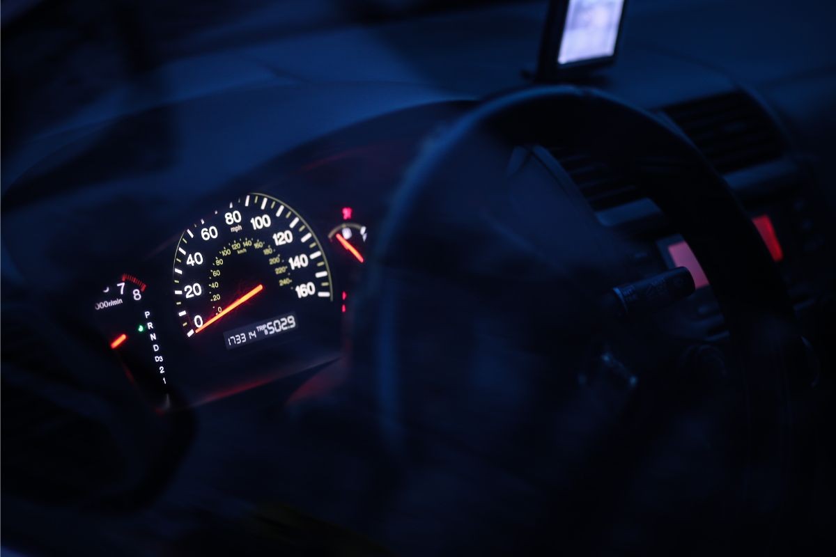 Crvena, žuta, zelena ili plava: Šta znače lampice na instrument tabli automobila?