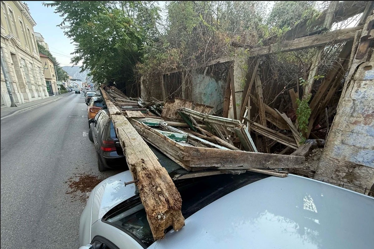Mostar: Ruševina Alajbegovića kuće poklopila tri automobila