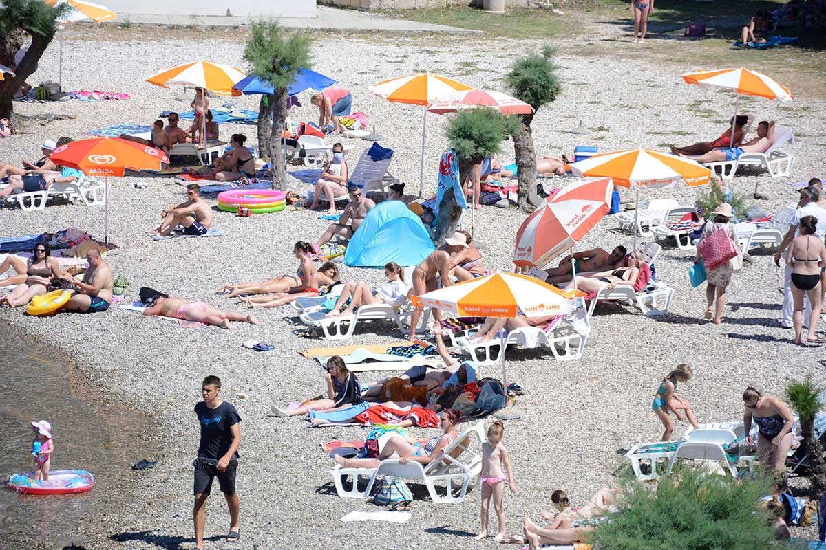 U Neumu se traži krevet više, turisti spas od vrućina našli u moru