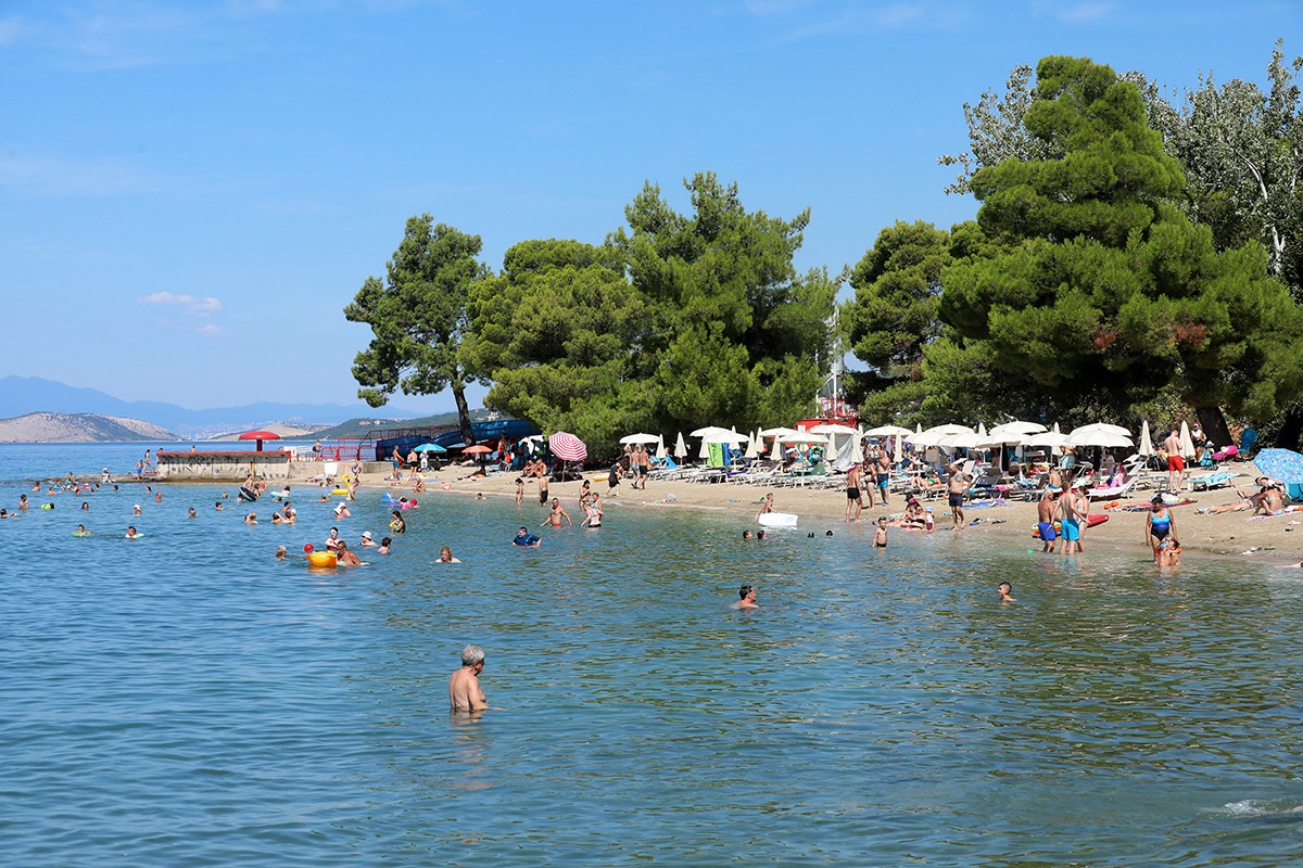 Bor pao na kupače na plaži u Hrvatskoj, povrijeđeno dvoje odraslih i dvoje djece
