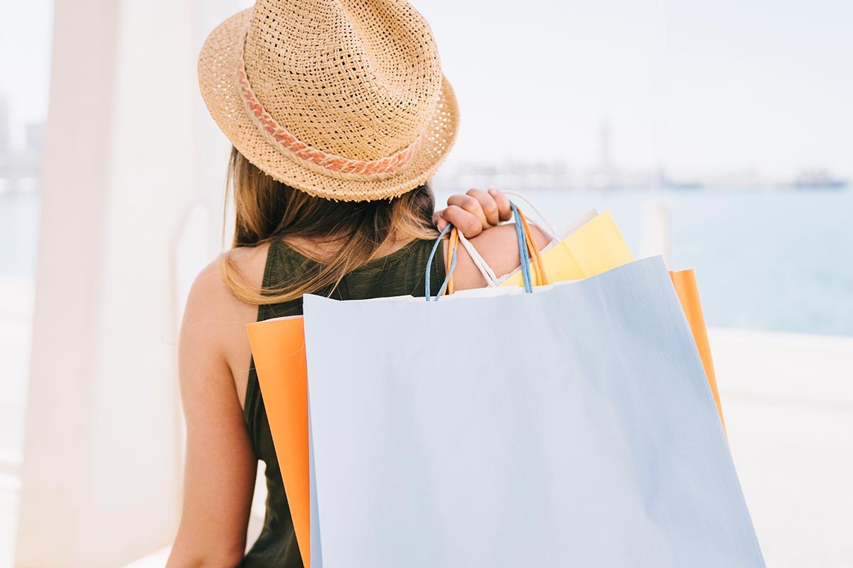 Odmor još nije počeo, a troškovi se gomilaju: Šta je "holiday pink tax"?