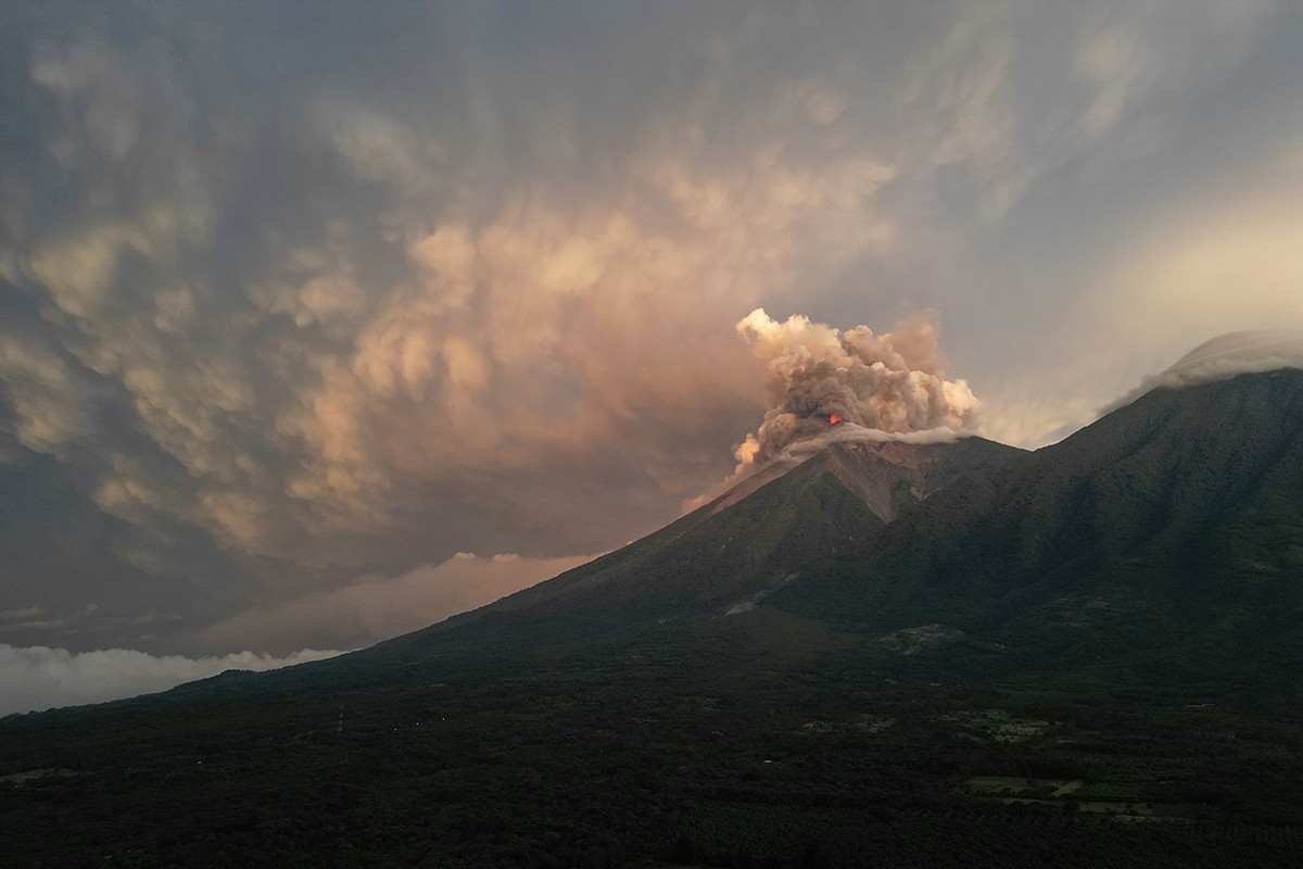 Nema letova na aerodromu u Kataniji, Etna izbacuje pepeo u atmosferu