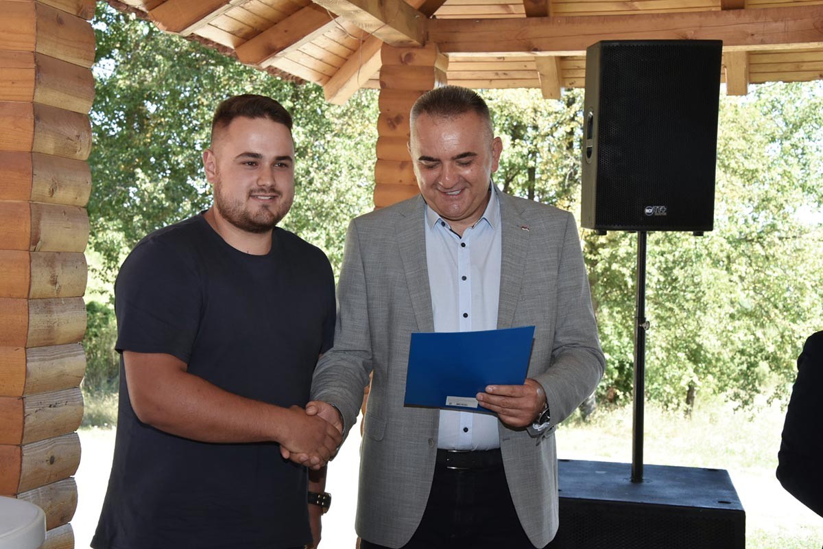 Minić na Manjači uručio rješenja za nabavku traktora