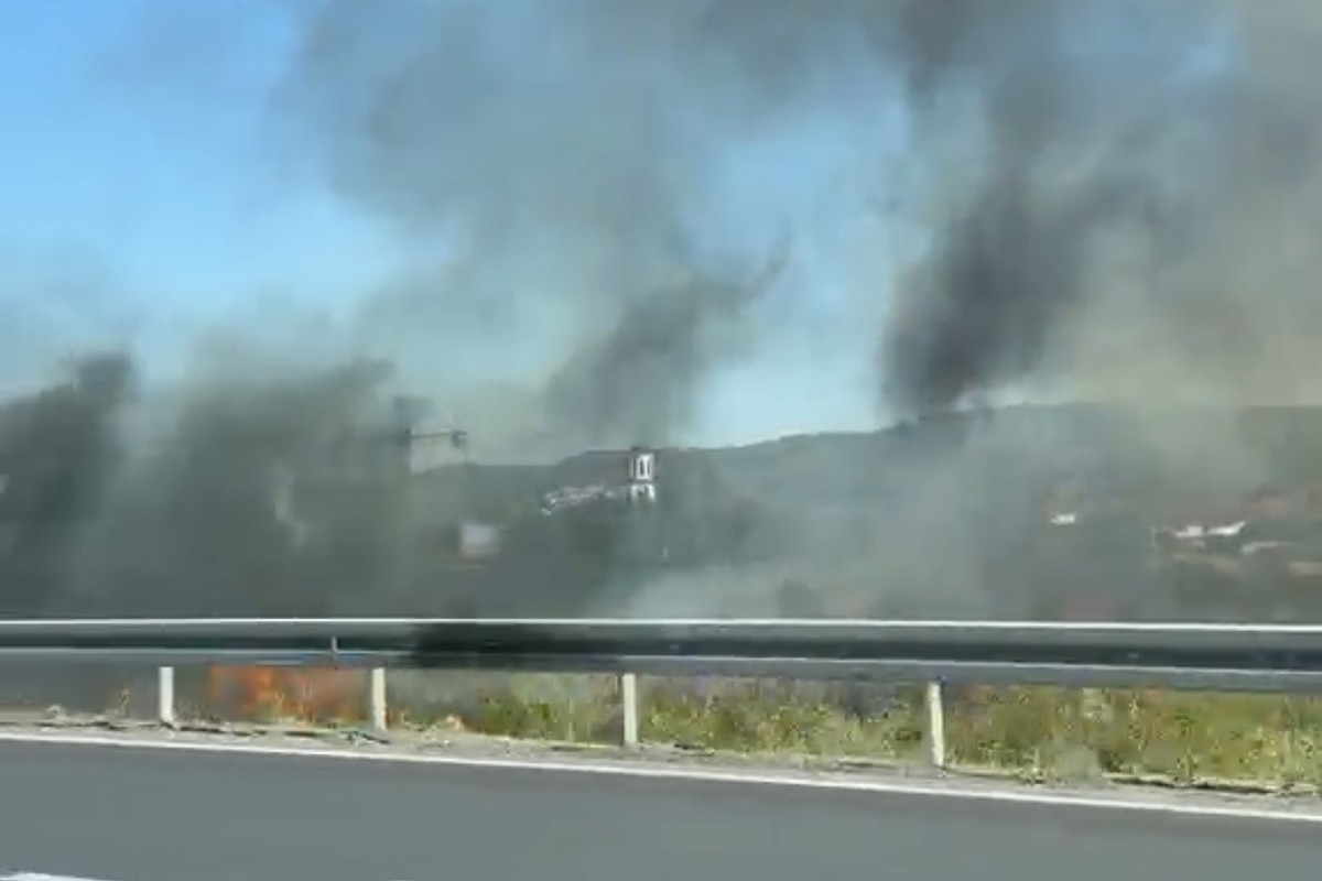 Požar kod prijedorske petlje u Banjaluci, stigli vatrogasci (VIDEO)