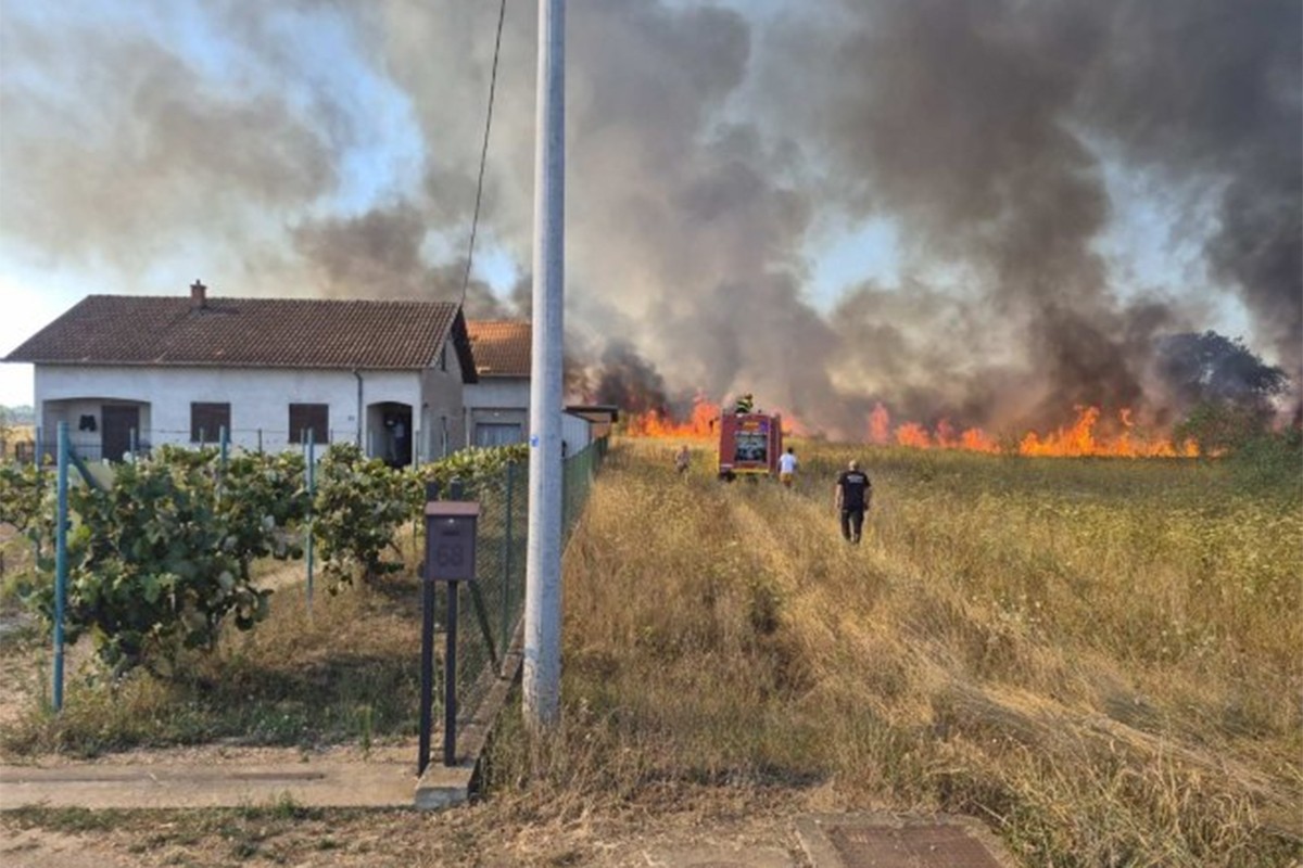Veliki požar kod Laktaša: Izgorio objekat, evakuisani mještani (VIDEO)