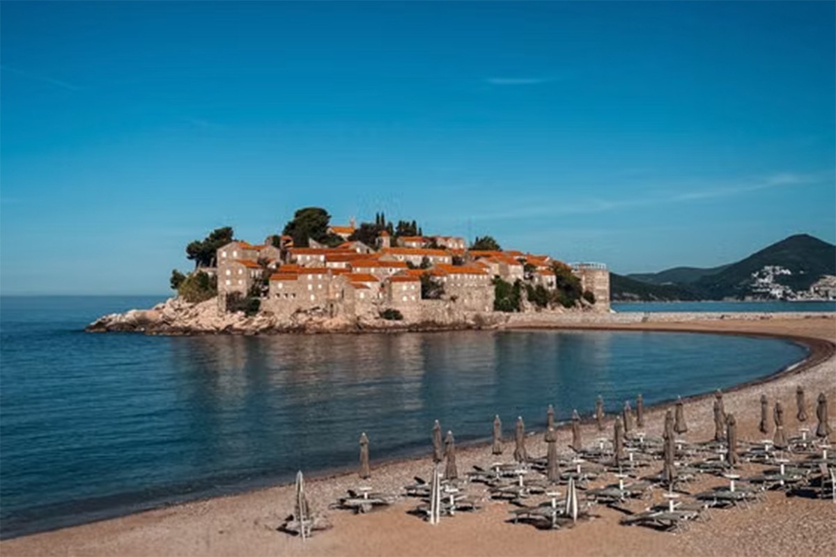 Papreno ljetovanje u Crnoj Gori: Ležaljke i suncobran koštaju 240 evra