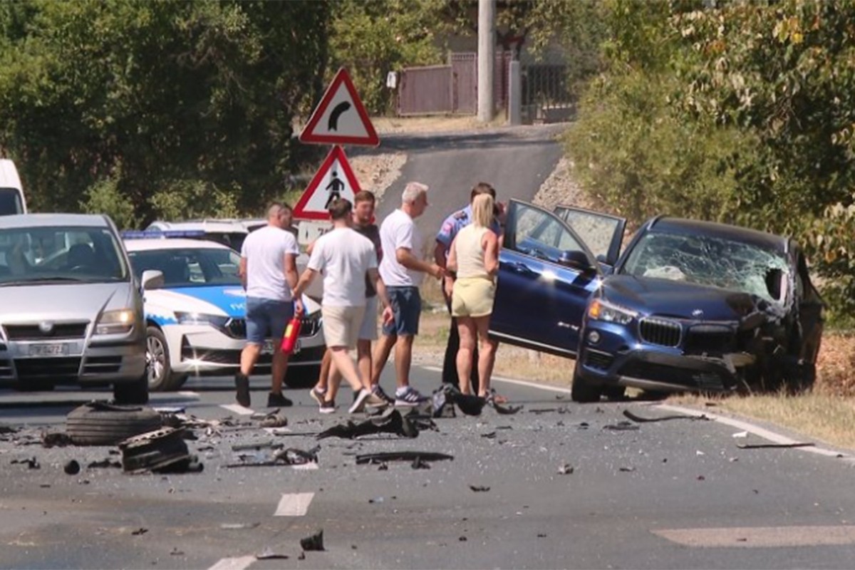 Potpuno obustavljen saobraćaj: Dvije osobe povrijeđene u udesu kod Banjaluke (FOTO)