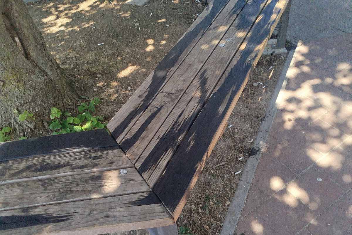 Vandalizam u Banjaluci: Klupe kod "Pentagon" zgrada posute motornim uljem