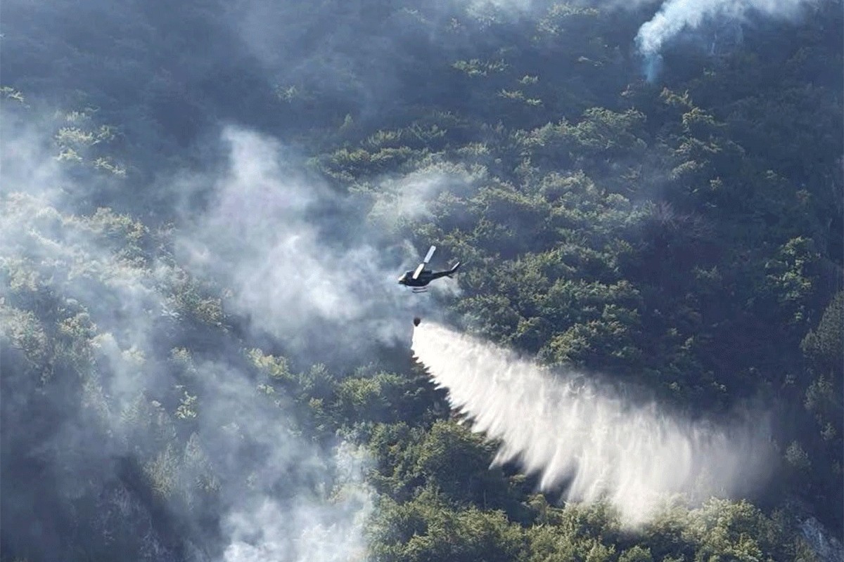 Helikopter OS BiH obustavio gašenje požara kod Jajca zbog opasnosti od mina