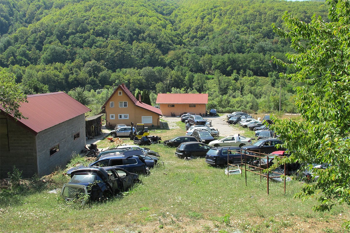 Policijska akcija u Foči: Pretresli auto-otpad, zaplijenili 11 vozila (FOTO)