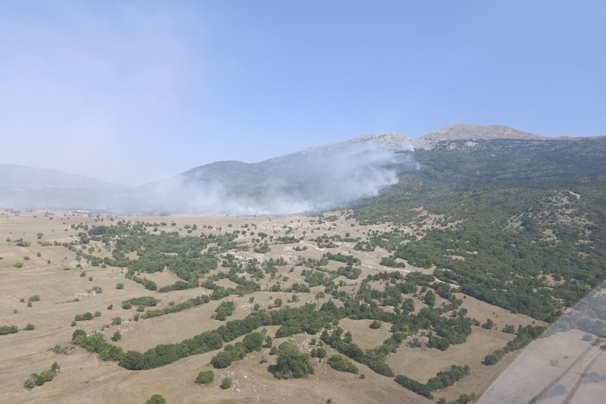 Nakon Konjica, helikopter MUP-a RS gasi požar kod Nevesinja (FOTO, VIDEO)