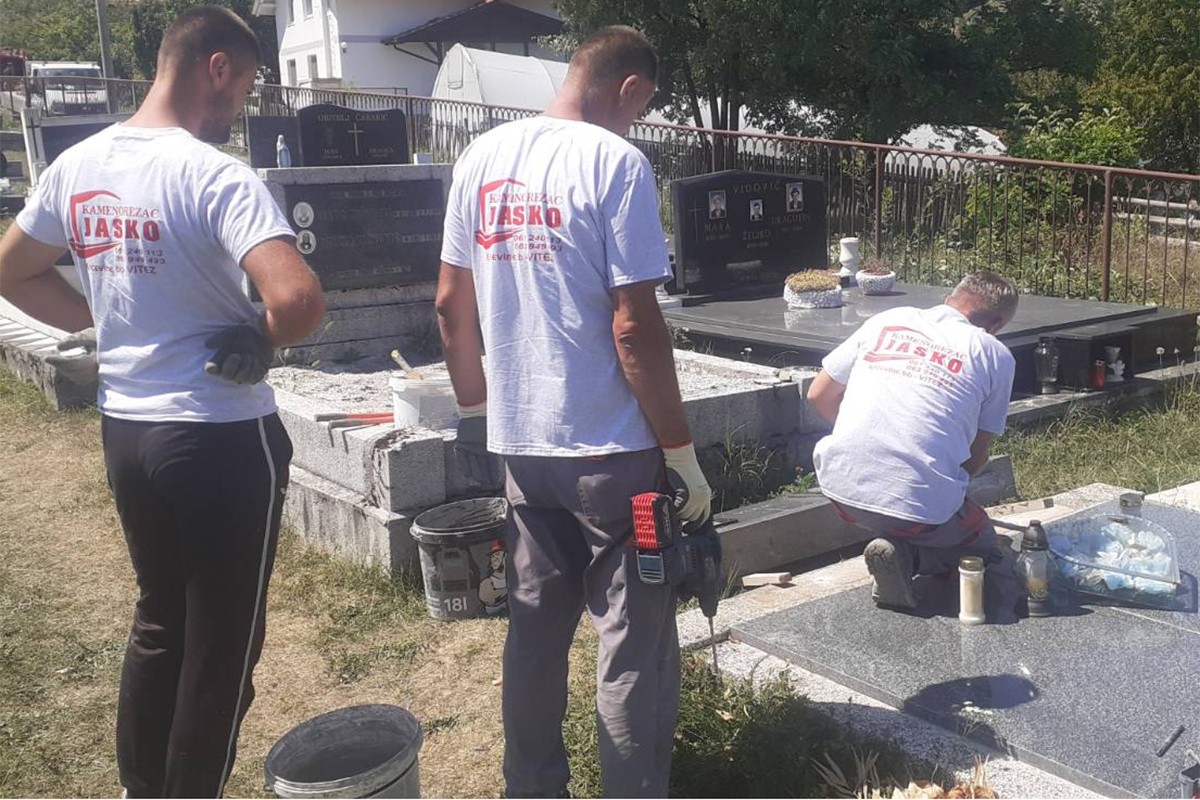 Devastirano katoličko groblje, Jasmin Zahirović bespatno obnovio spomenike