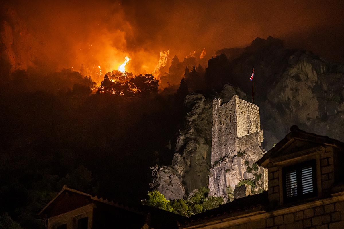 Drama u Omišu: Gore kuće i vozila, čuju se eksplozije, ima i povrijeđenih (VIDEO)