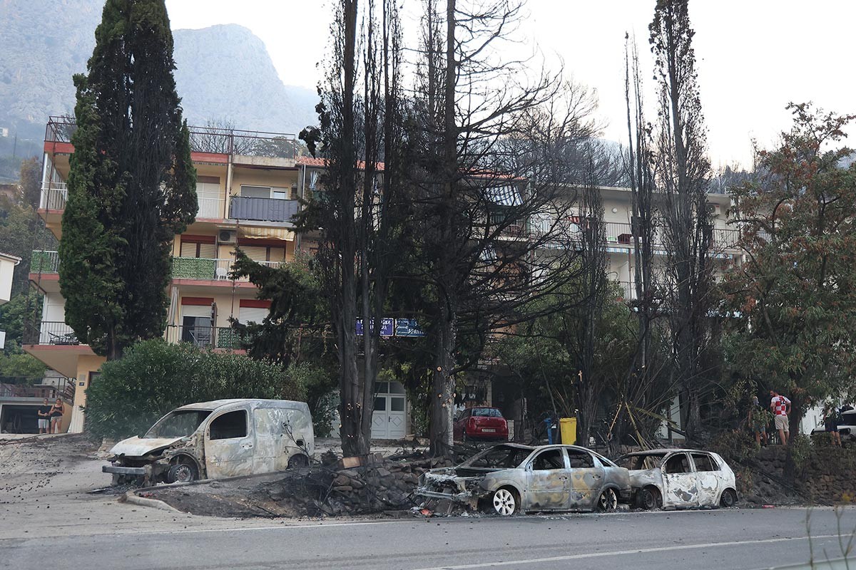 Omiš jutros nakon dramatične noći: Iza vatre ostala pustoš (FOTO)