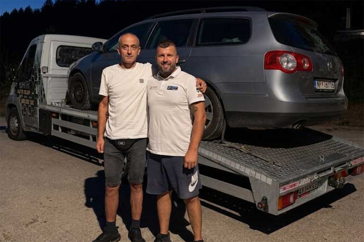 Sa bebom i još troje djece ostali u kvaru: Neznanac im dao svoj automobil