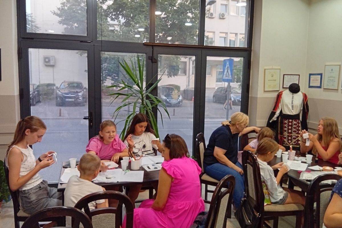 Djeca uče zmijanjski vez i svojim radovima pomažu drugima