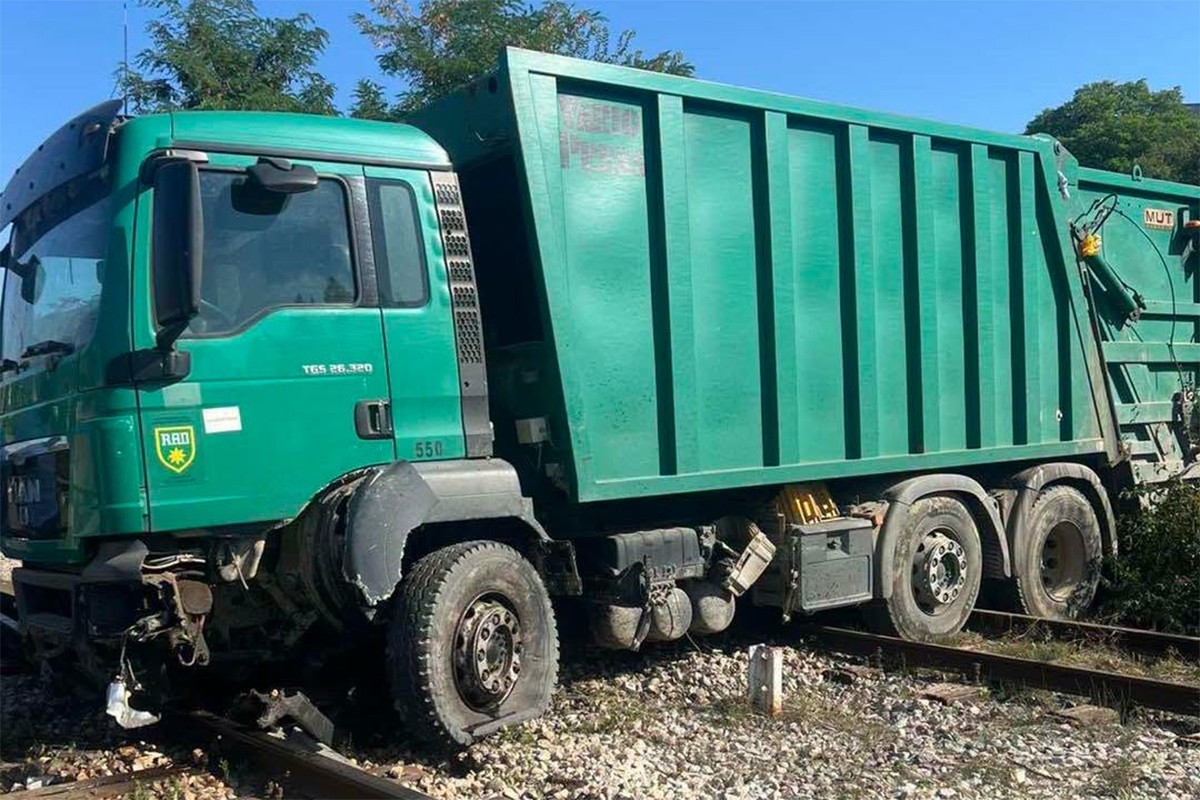 Otkazani svi vozovi, kamion završio na šinama u Semizovcu