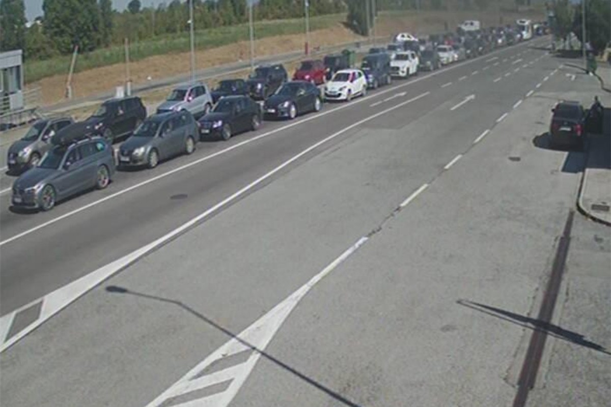 Velike gužve na 12 graničnih prelaza: Vozači na mukama