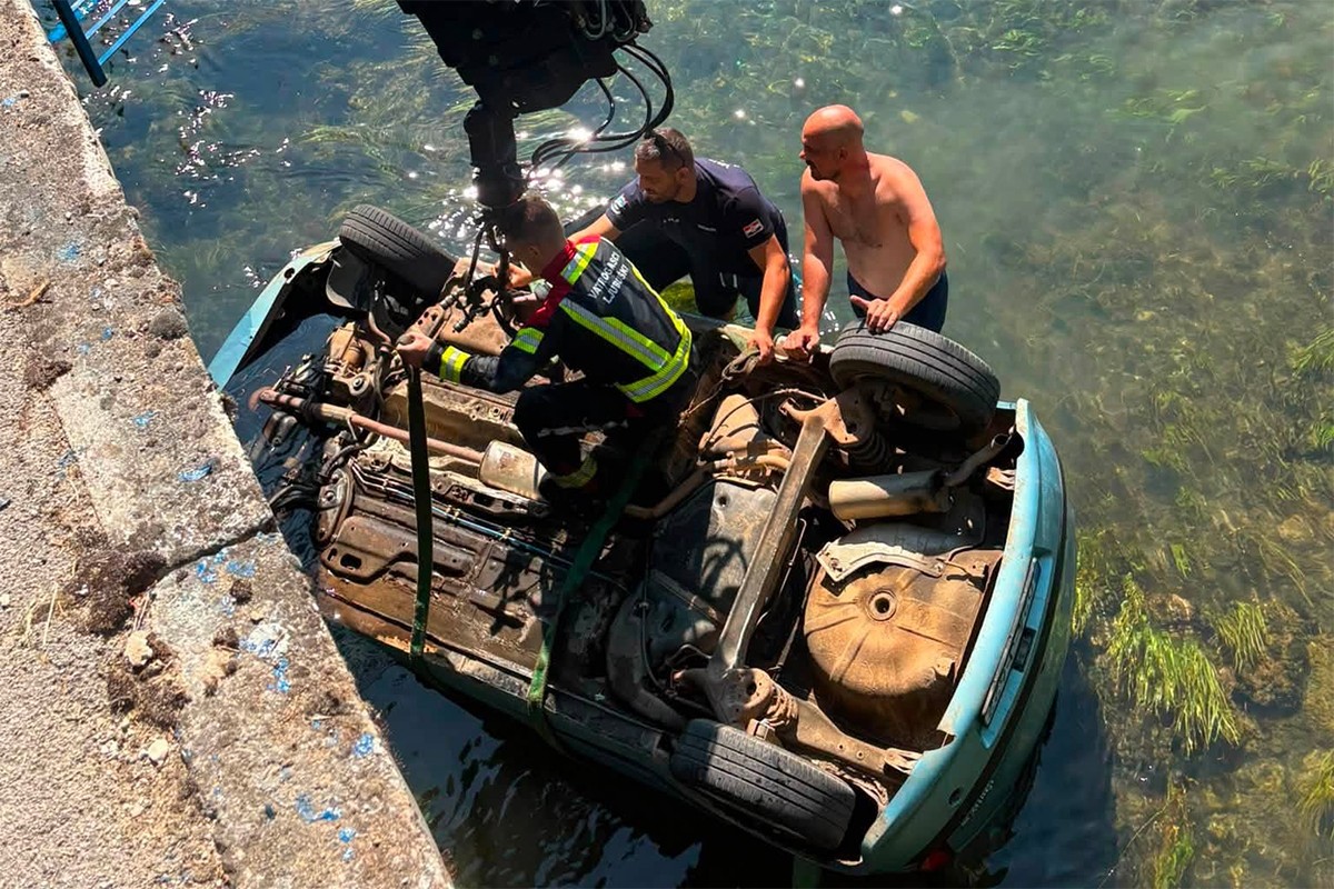 Pet heroja spasilo mladića iz rijeke, u autu ih zabrinula sjedalica (FOTO)