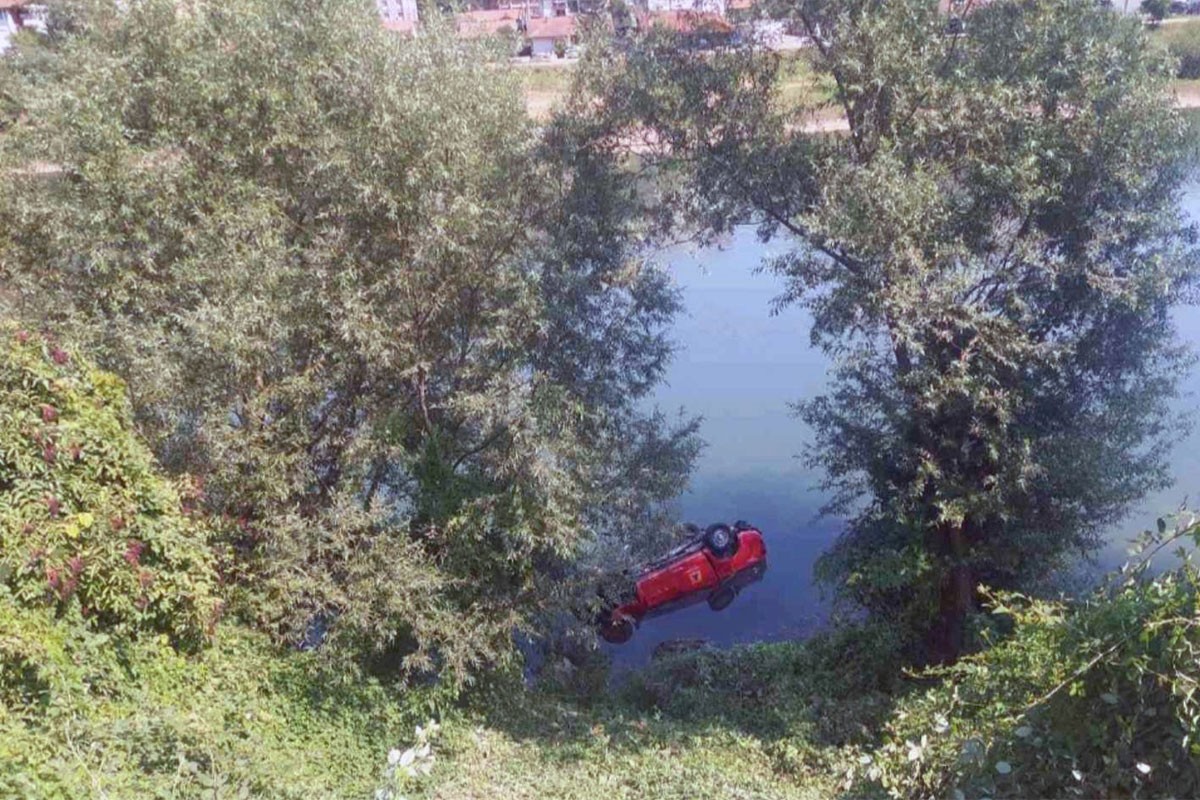Vozilo Civilne zaštite grada Zvornika upalo u Drinu