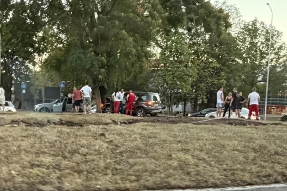 Udes u Banjaluci: Automobil udario u drvo kod kružnog toka