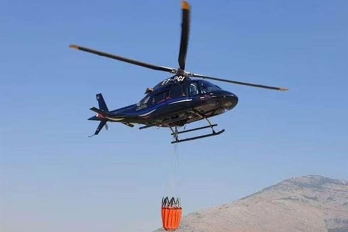 Helikopter OS BiH gasi požar na Crnom vrhu na Grmeču