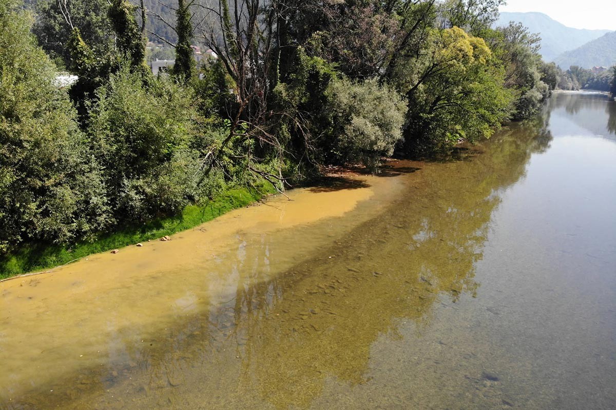 Alarm kod Konjica: Neretva promijenila boju, uzeti uzorci vode (FOTO)
