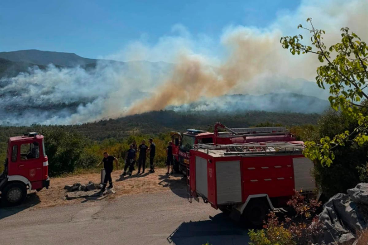 Požari kod Gruda i Mostara: Vatra se širi prema Hrvatskoj (FOTO, VIDEO)