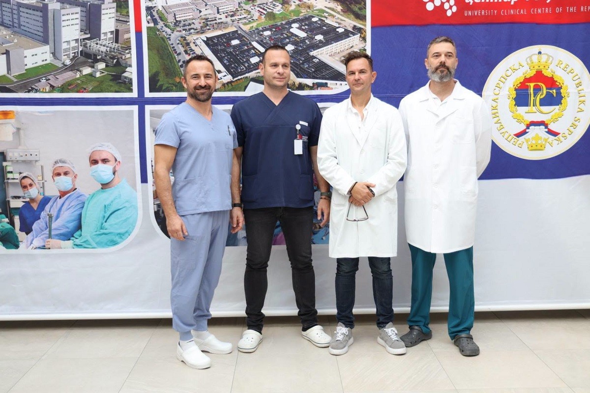 UKC RS napravio iskorak: Prva operacija koljena u BiH uz pomoć robota