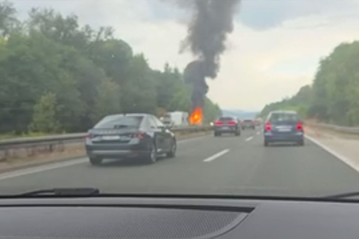 Gori kamp-kućica na auto-putu u Hrvatskoj, kilometarske kolone (VIDEO)