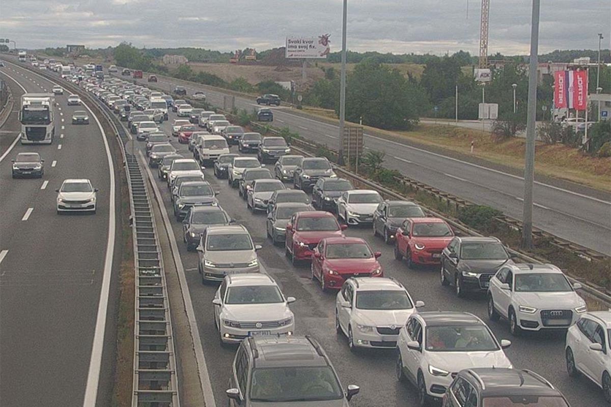 Kamion se prevrnuo preko dvije trake: Na A1 kolona od 22 kilometra