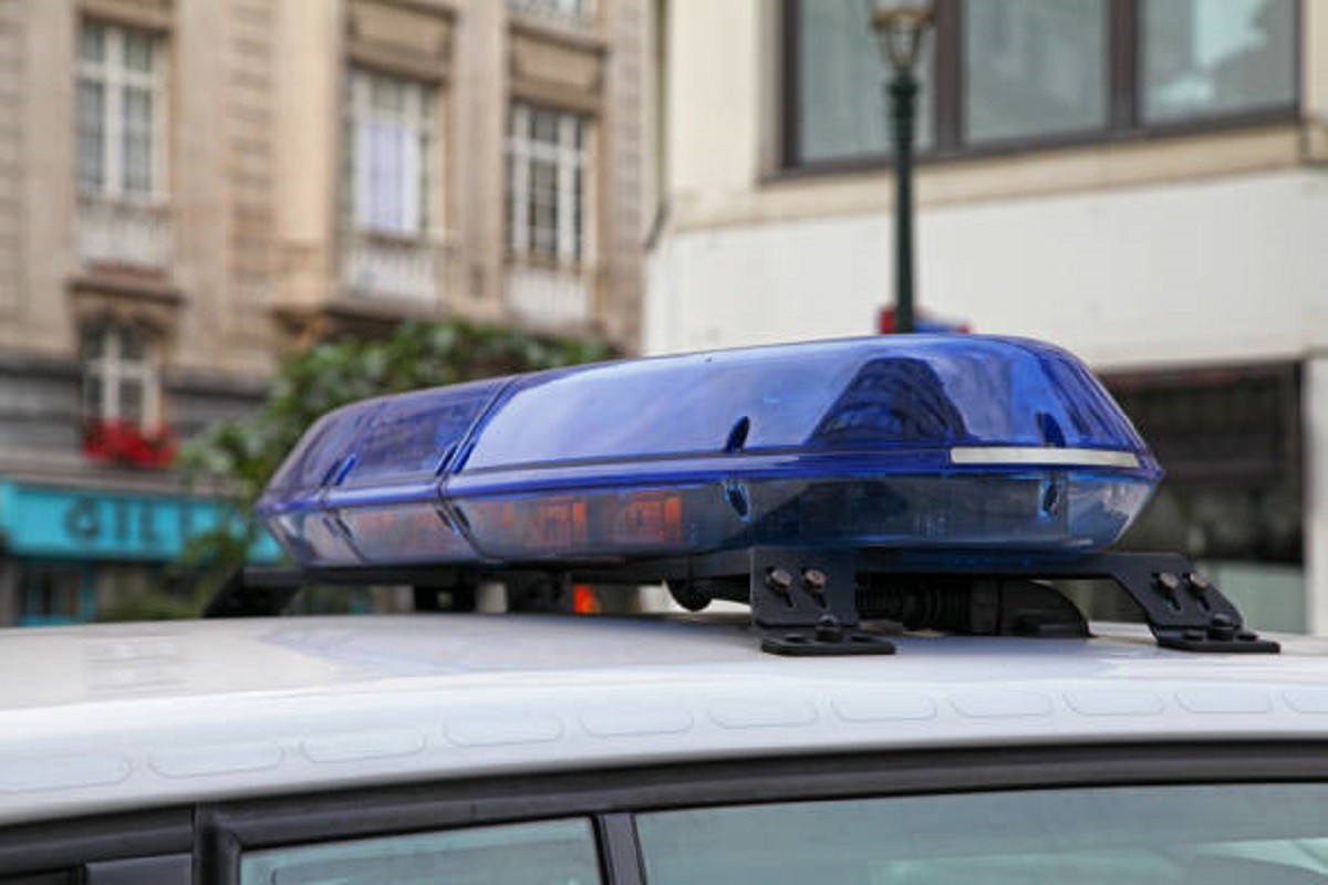 Maskirani napadači pucali na policiju, pa pobjegli skuterom