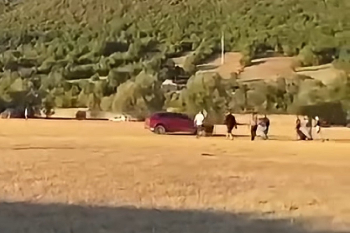 Potraga za vozačem koji je autom gazio ljude u Bileći, dvoje uhapšeno (VIDEO)
