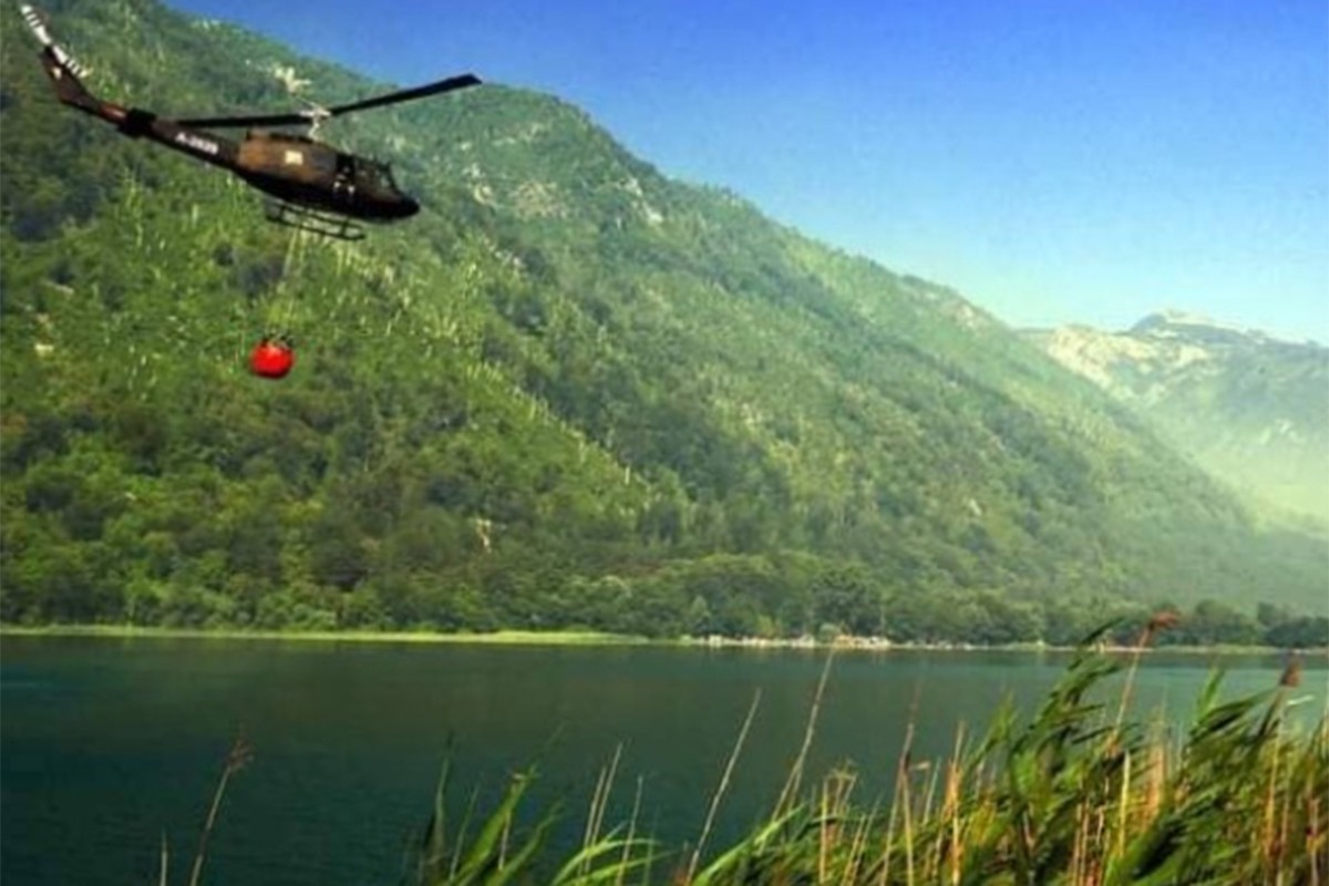 Helikopter Oružanih snaga gasi požar kod Cazina