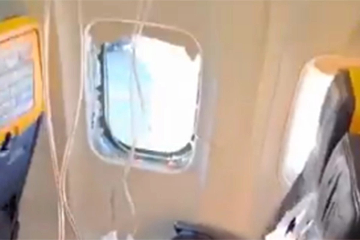 Novi snimak incidenta u kojem je Srbin umalo ispao iz aviona Rajanera